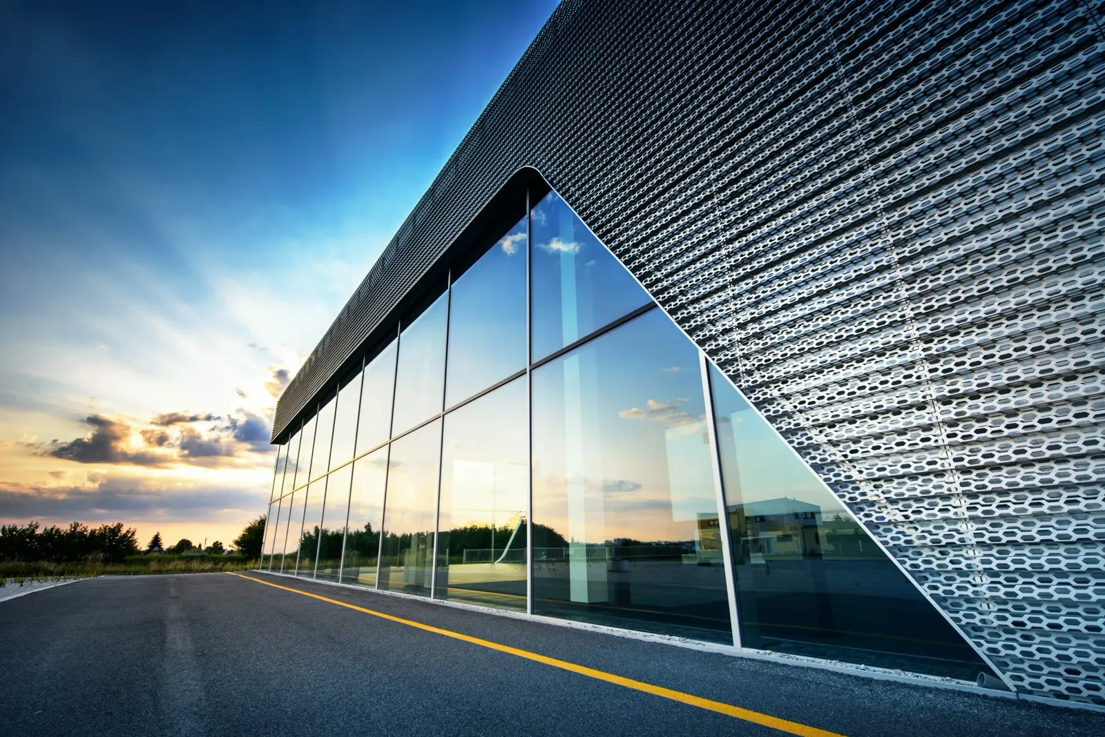 Fachada vidriada de edificio con muro cortina de aluminio y vidrio